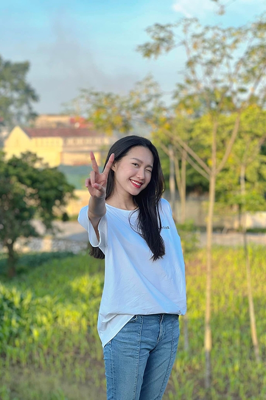 Sao Việt hôm nay 17/8: Thiều Bảo Trâm khoe 3 vòng săn chắc