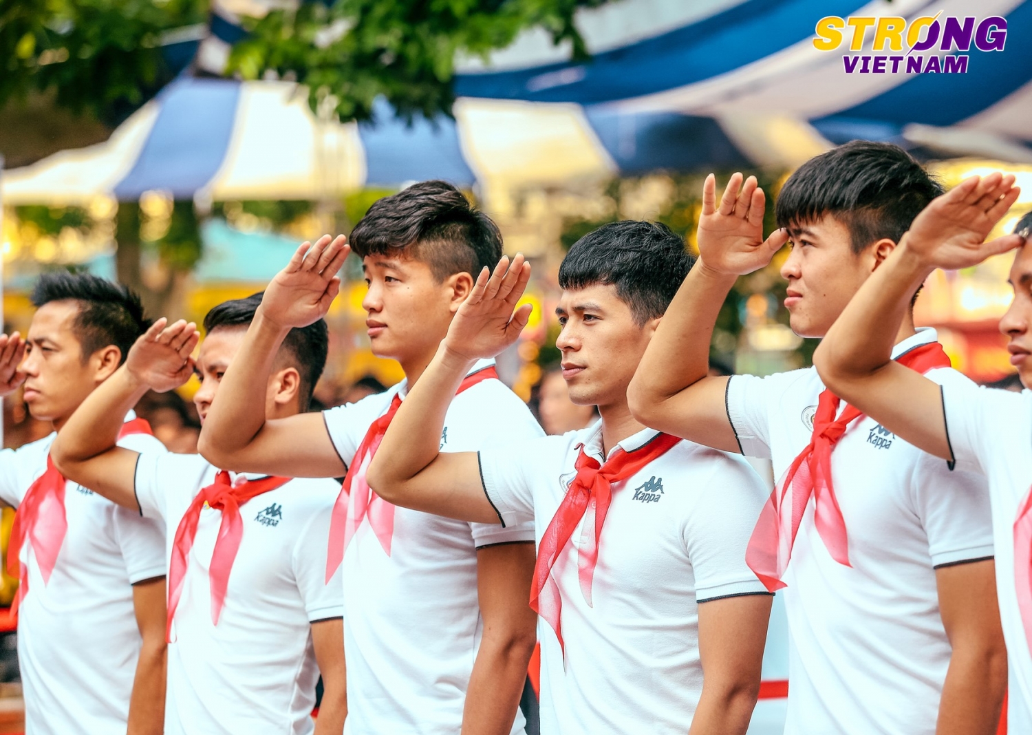 dinh trong quang hai tham gia chao co dau tuan voi hoc sinh truong thcs nguyen truong to