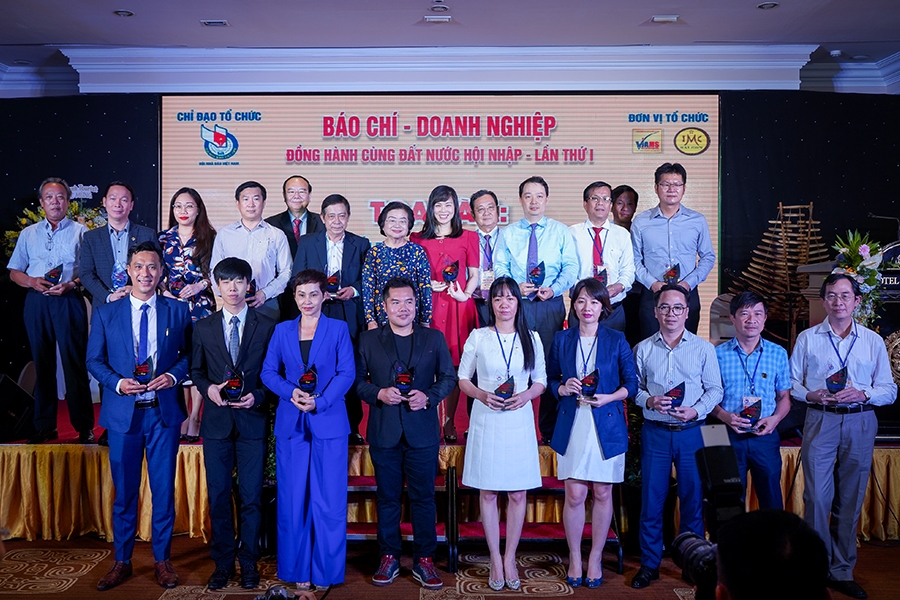 tap-doan-hung-thinh-duoc-vinh-danh-doanh-nghiep-phat-trien-ben-vung-va-tich-cuc-ho-tro-cong-dong-day-lui-covid-19-1