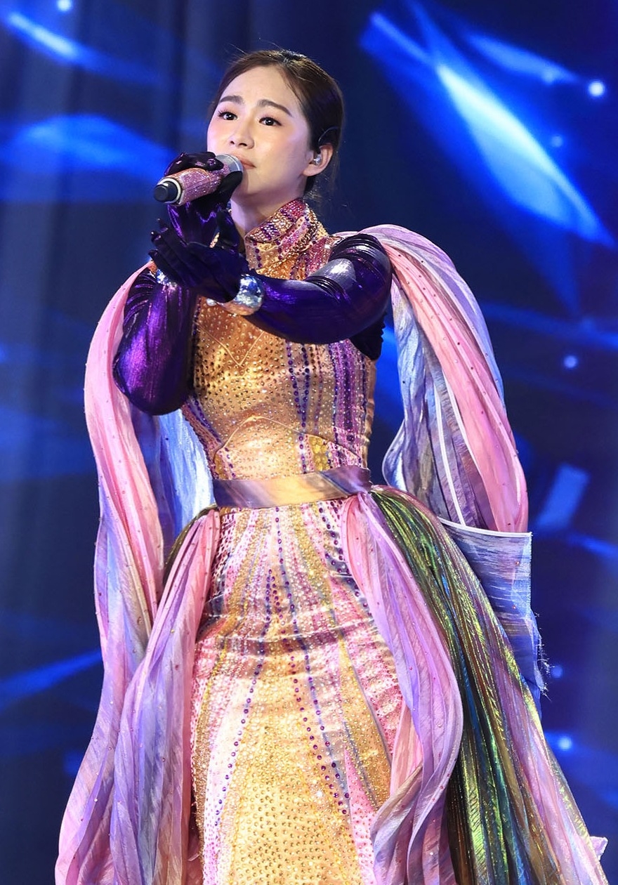 Lương Bích Hữu gặp rắc rối khi cover 