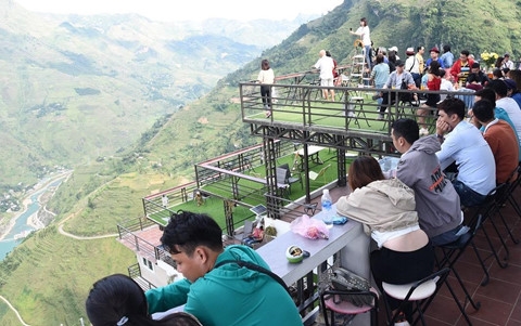 Nhóm thanh niên khỏa thân trên đèo Mã Pì Lèng gửi lời xin lỗi tới cộng đồng