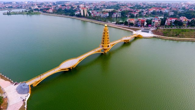 Toàn cảnh cây cầu đi bộ với kiến trúc tháp 7 tầng "độc nhất vô nhị" tại Phú Thọ toan canh cay cau di bo voi kien truc thap 7 tang doc nhat vo nhi tai phu tho