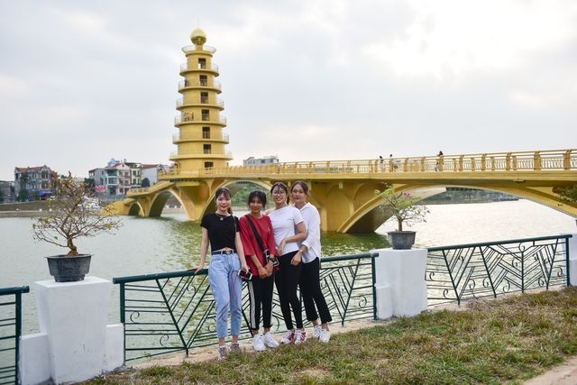 toan canh cay cau di bo voi kien truc thap 7 tang doc nhat vo nhi tai phu tho