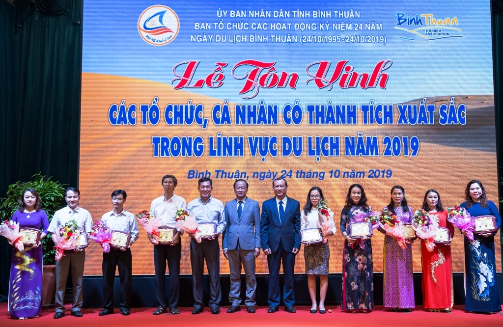 Bình Thuận tôn vinh các tổ chức, cá nhân tiêu biểu về du lịch 2019