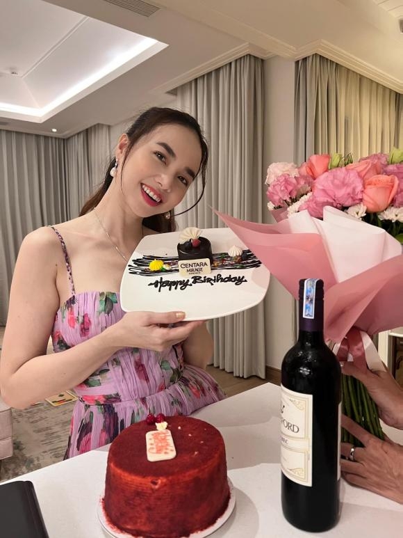 Sao Việt hôm nay 12/10: Vì sao Hồ Ngọc Hà hủy show ở Mỹ?
