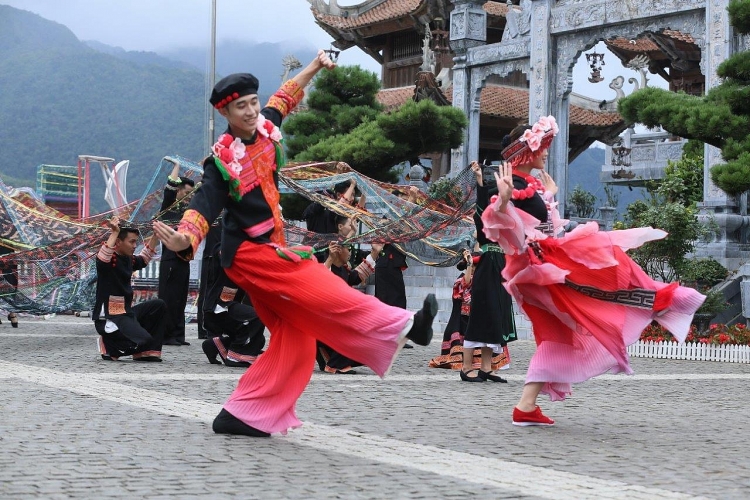 Đón Giáng sinh sớm trên nóc nhà Đông Dương giữa “xứ sở pha lê” lộng lẫy don giang sinh som tren noc nha dong duong giua xu so pha le long lay