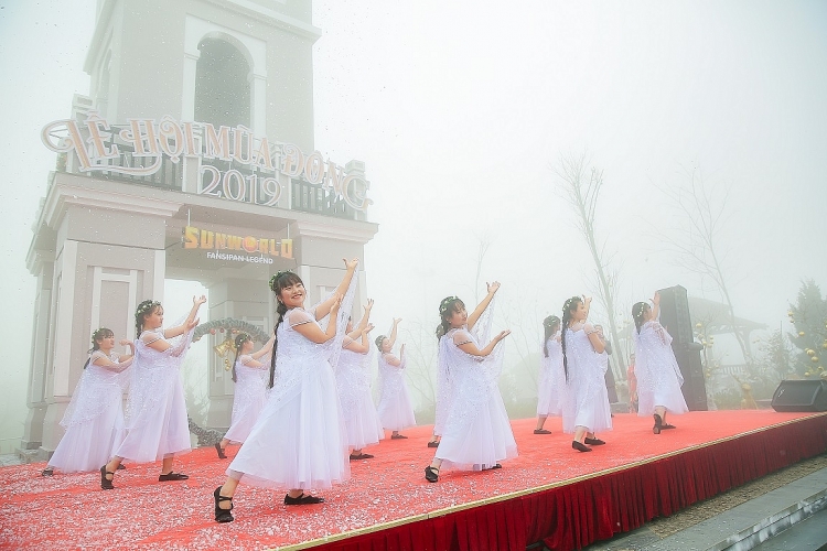 Đón Giáng sinh sớm trên nóc nhà Đông Dương giữa “xứ sở pha lê” lộng lẫy don giang sinh som tren noc nha dong duong giua xu so pha le long lay