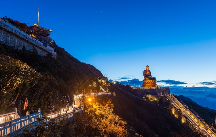 Đón Giáng sinh sớm trên nóc nhà Đông Dương giữa “xứ sở pha lê” lộng lẫy don giang sinh som tren noc nha dong duong giua xu so pha le long lay