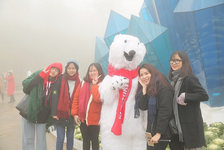 Đón Giáng sinh sớm trên nóc nhà Đông Dương giữa “xứ sở pha lê” lộng lẫy don giang sinh som tren noc nha dong duong giua xu so pha le long lay