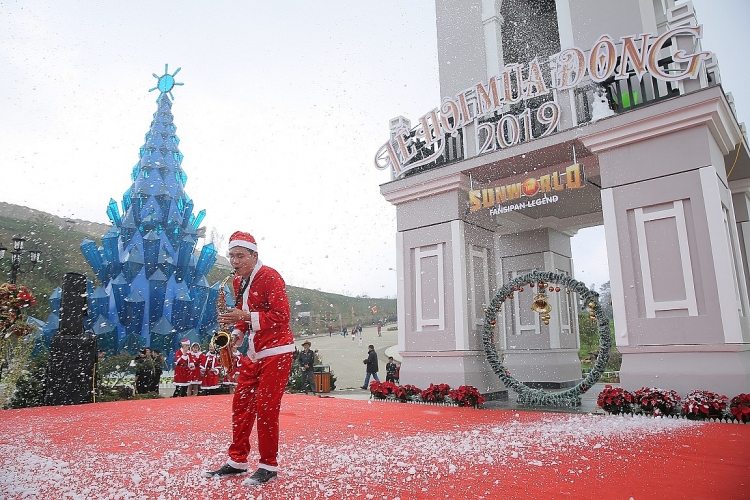 Đón Giáng sinh sớm trên nóc nhà Đông Dương giữa “xứ sở pha lê” lộng lẫy don giang sinh som tren noc nha dong duong giua xu so pha le long lay