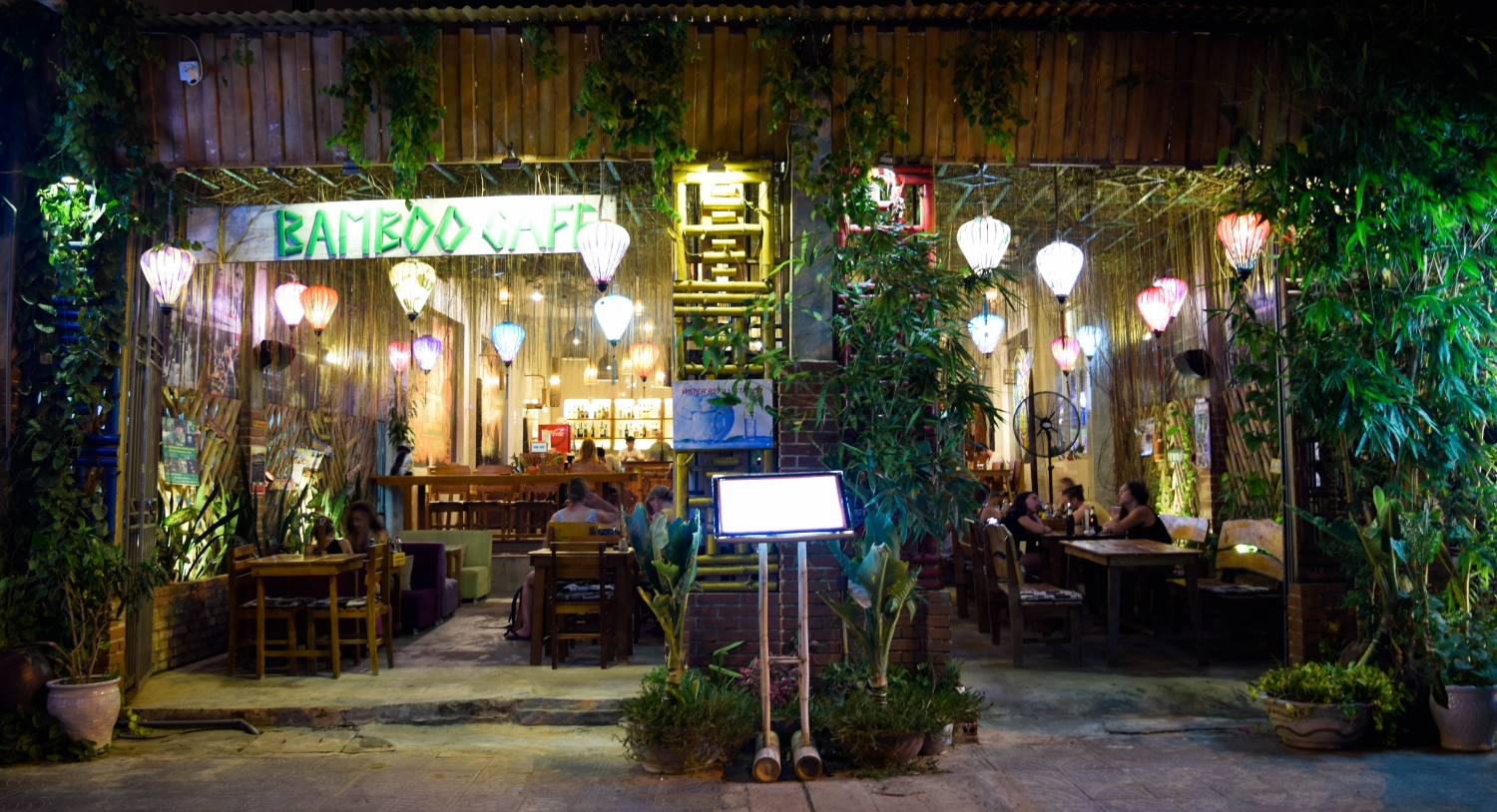 Bamboo Café- Với chiến dịch “Plastic free” thu hút khách quốc tế khi đến Phong Nha Bamboo Café- Với chiến dịch “Plastic free” thu hút khách quốc tế khi đến Phong Nha