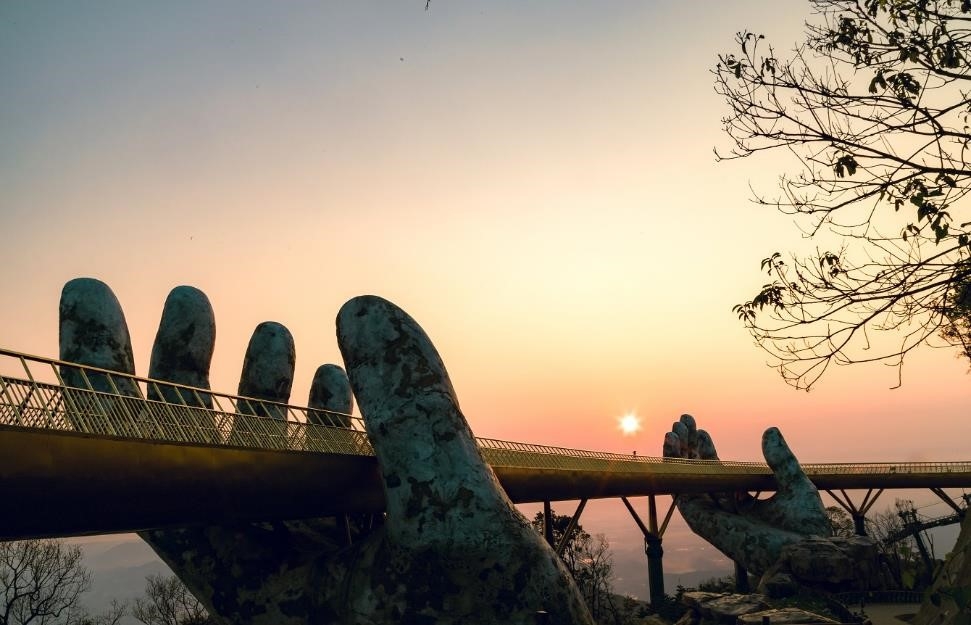 Ngắm những hình ảnh này, dễ hiểu vì sao Cầu Vàng được World Travel Awards vinh danh