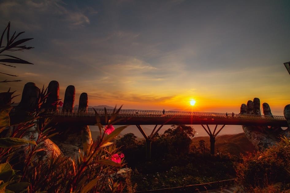 Ngắm những hình ảnh này, dễ hiểu vì sao Cầu Vàng được World Travel Awards vinh danh