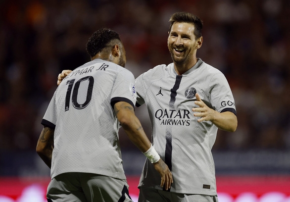 Messi lập siêu phẩm 