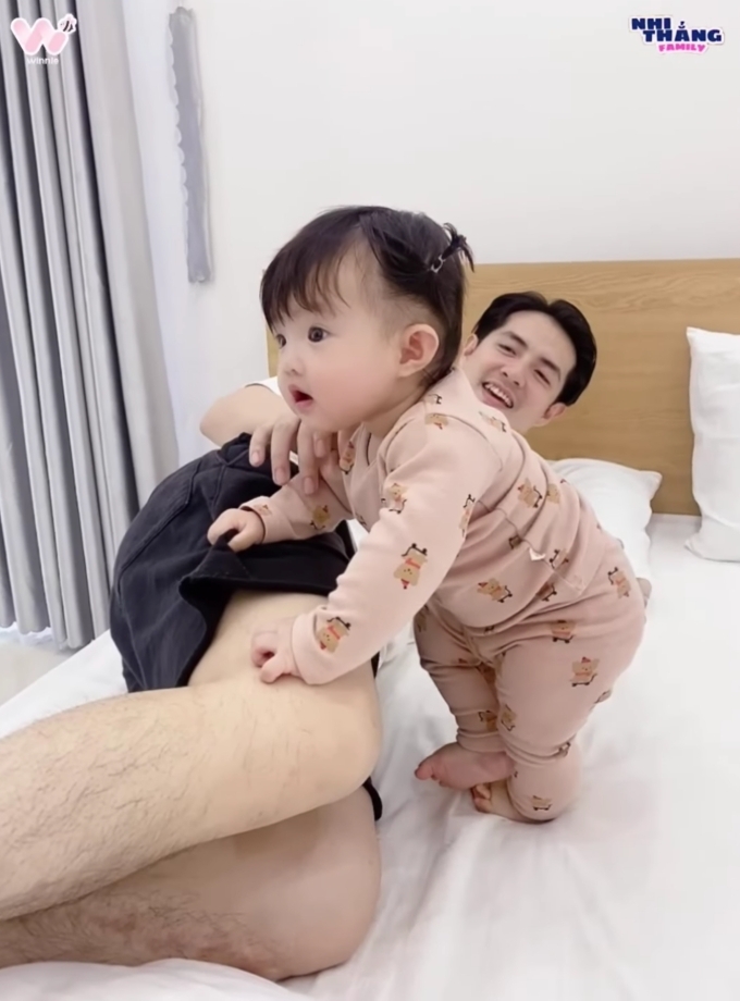 Đông Nhi “tá hỏa” sau khi để Ông Cao Thắng trông con