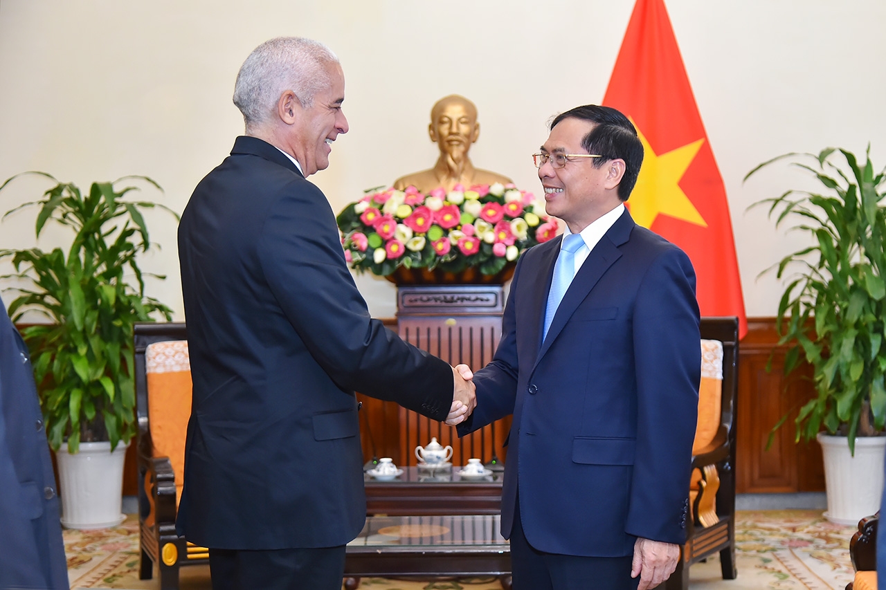 Bộ trưởng Bùi Thanh Sơn tiếp xã giao Thứ trưởng Thứ nhất Bộ Ngoại giao Cuba