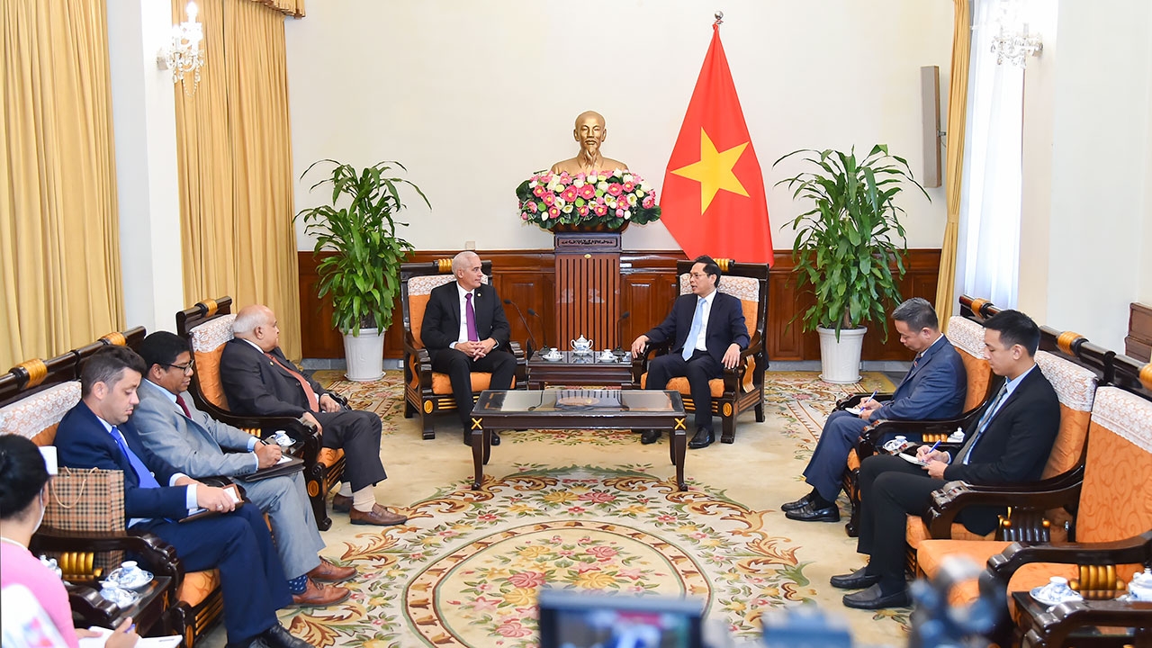 Bộ trưởng Bùi Thanh Sơn tiếp xã giao Thứ trưởng Thứ nhất Bộ Ngoại giao Cuba
