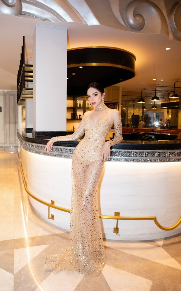 Vừa mới ra mặt MV chưa được bao lâu, kênh YouTube của Hương Giang bất ngờ bay màu