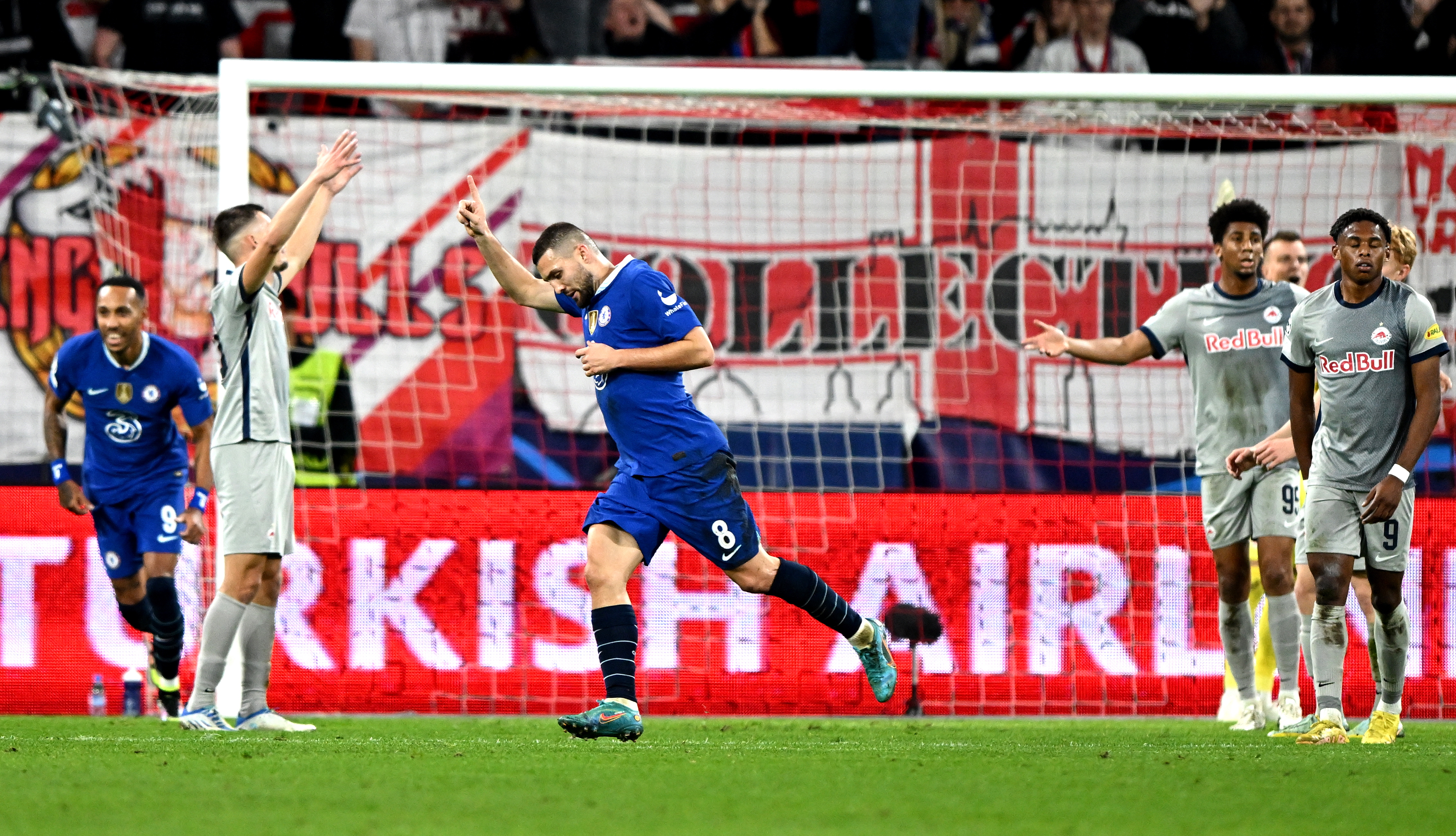 Havertz và Kovacic ghi những bàn thắng đáng kinh ngạc đưa Chelsea vào vòng 16 đội