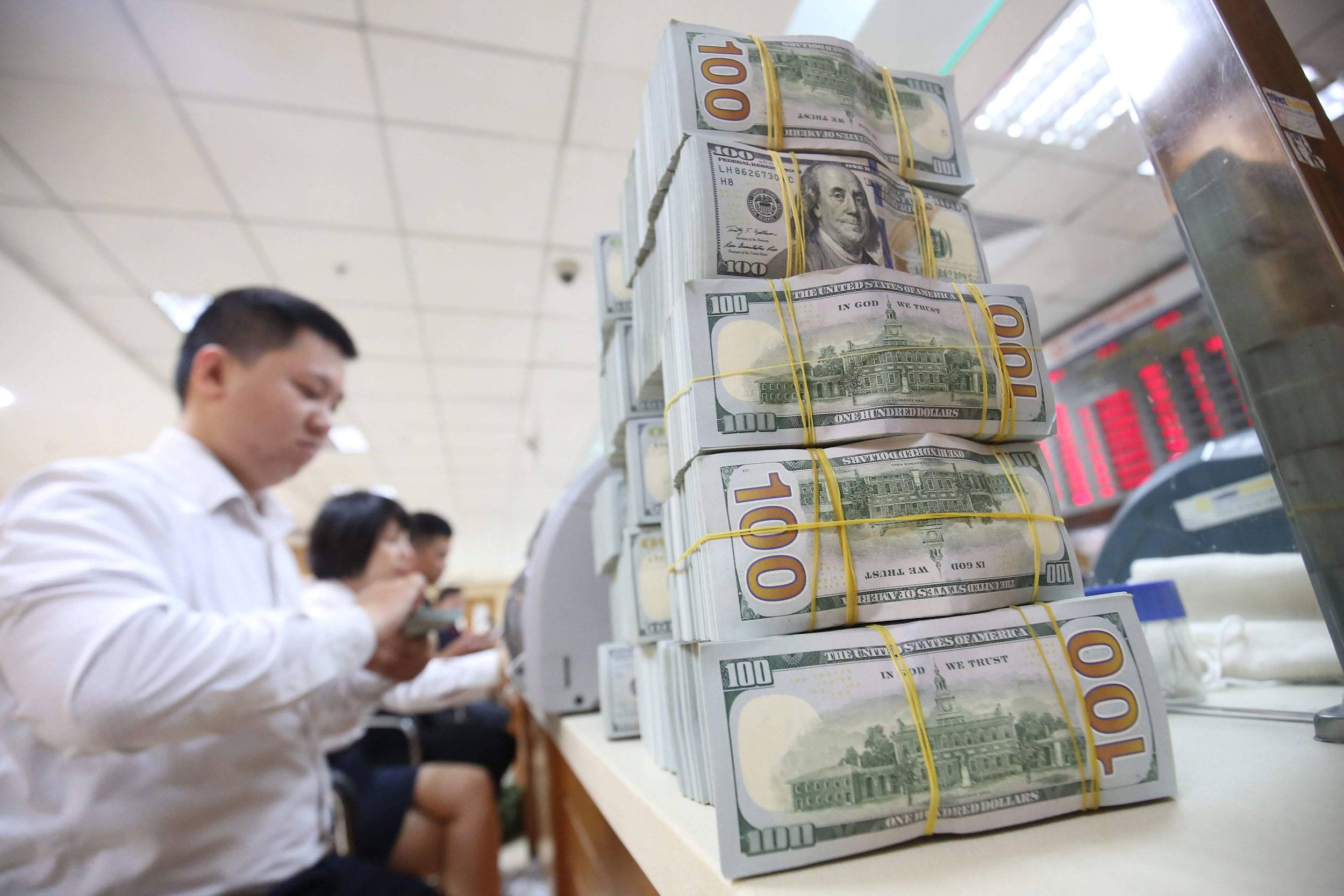 Tỷ giá ngoại tệ hôm nay 16/11:  Thị trường thế giới lại lao dốc