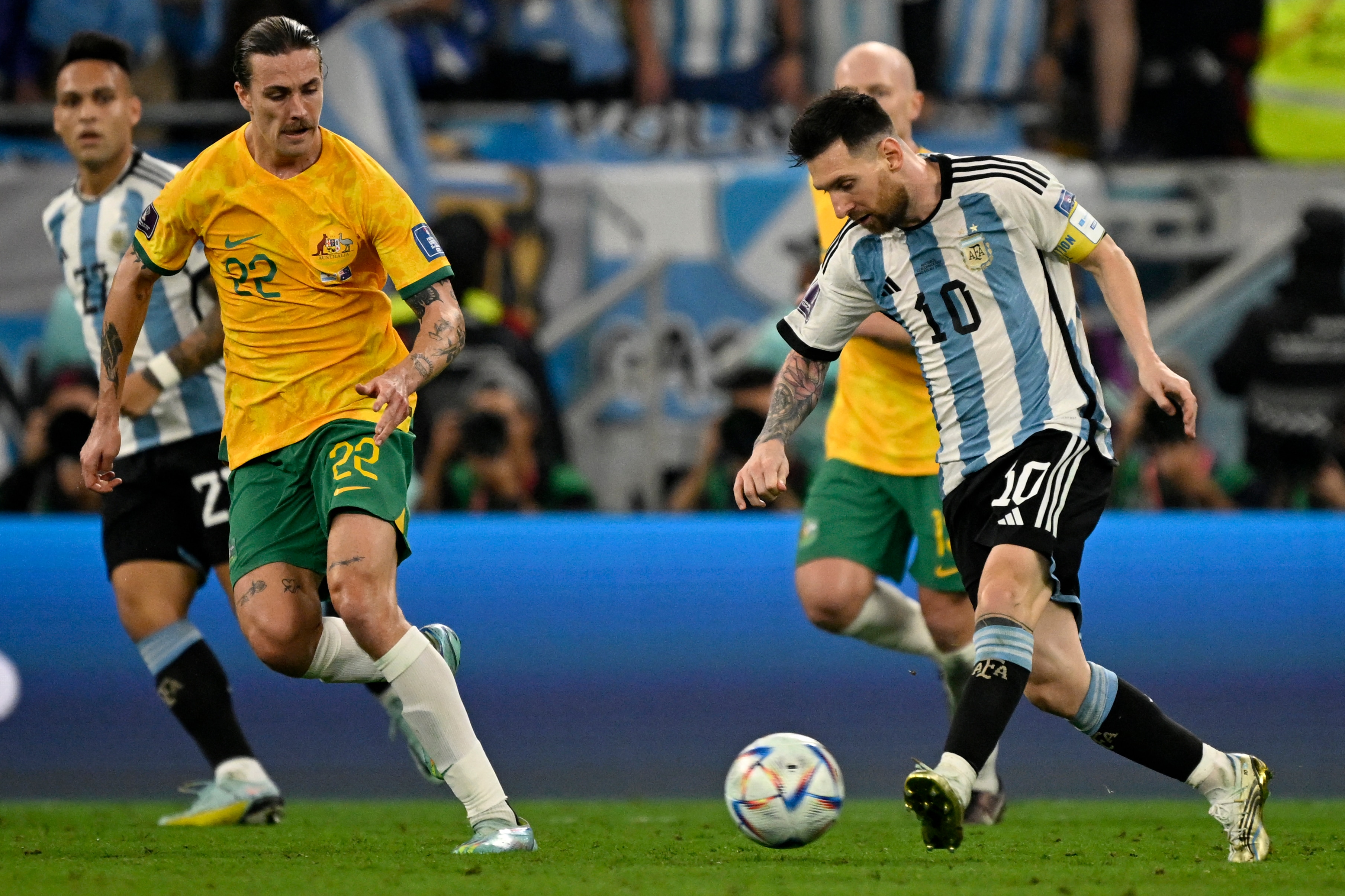 Messi xô đổ kỷ lục của Ronaldo