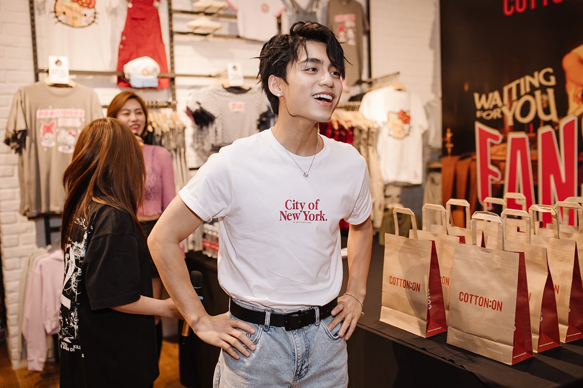MONO được fan nữ cầu hồn tại fansign