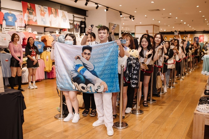 MONO được fan nữ cầu hồn tại fansign