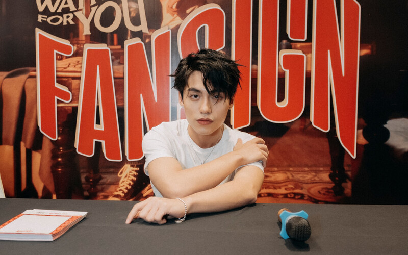 MONO được fan nữ cầu hồn tại fansign