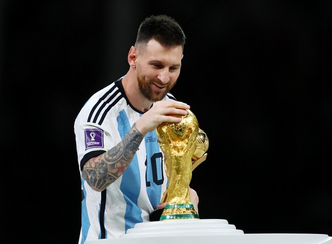 Chủ tịch PSG: "Nếu có 2 chiếc cup vàng, tôi sẽ trao cho Mbappe 1 và Messi 1"