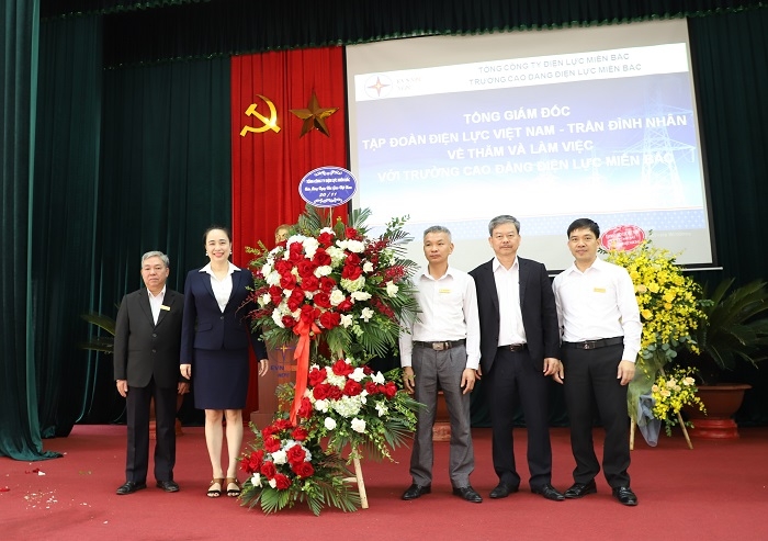 Tổng Giám đốc EVN Trần Đình Nhân và lãnh đạo EVNNPC thăm các đơn vị đào tạo nhân Ngày Nhà giáo Việt Nam