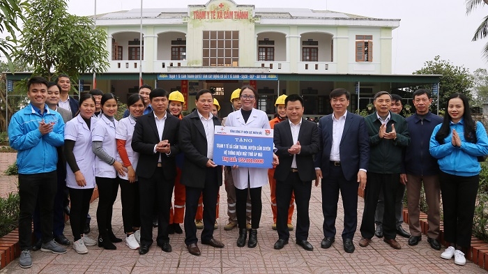 EVNNPC tri ân khách hàng tại vùng lũ Nghệ An, Hà Tĩnh với tổng giá trị 2,3 tỷ đồng