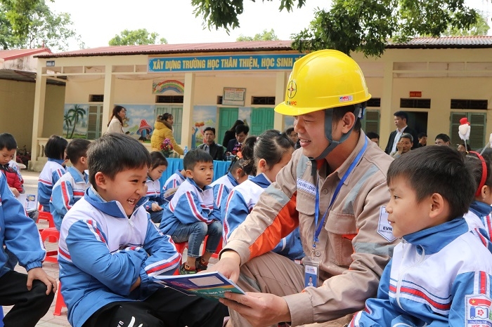 EVNNPC trao tặng quà tại Trường Tiểu học Hợp Thịnh số 2, huyện Hiệp Hòa tỉnh Bắc Giang nhân “Tháng tri ân khách hàng”