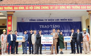 EVNNPC trao tặng quà tại Trường Tiểu học Hợp Thịnh số 2, huyện Hiệp Hòa tỉnh Bắc Giang nhân “Tháng tri ân khách hàng”