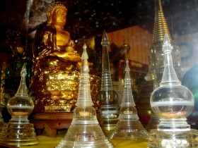 Chiêm bái bảo tháp chứa hàng ngàn viên Ngọc xá lợi