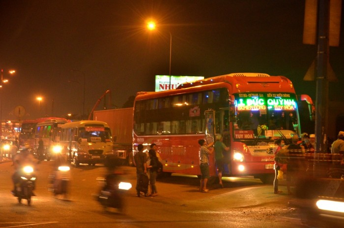 Cứ nhìn thấy khách là “quăng” lên xe! cu nhin thay khach la quang len xe