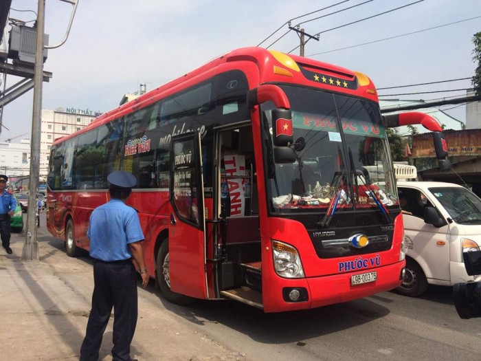 Cứ nhìn thấy khách là “quăng” lên xe! cu nhin thay khach la quang len xe