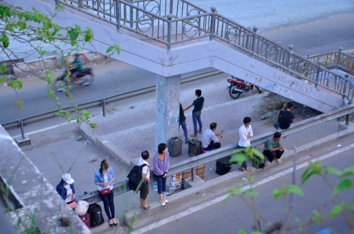Cứ nhìn thấy khách là “quăng” lên xe! cu nhin thay khach la quang len xe