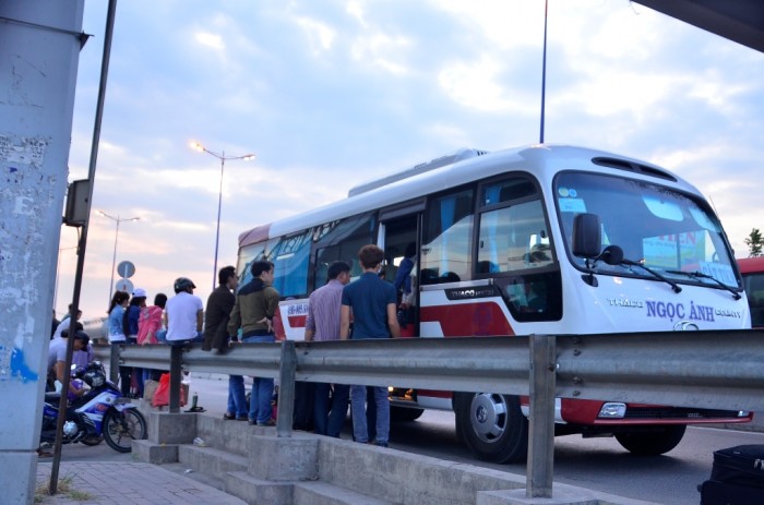 Cứ nhìn thấy khách là “quăng” lên xe! cu nhin thay khach la quang len xe