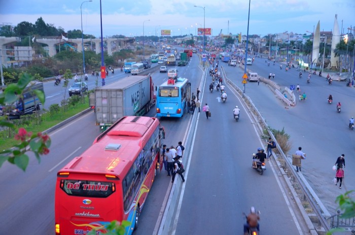 Cứ nhìn thấy khách là “quăng” lên xe! cu nhin thay khach la quang len xe