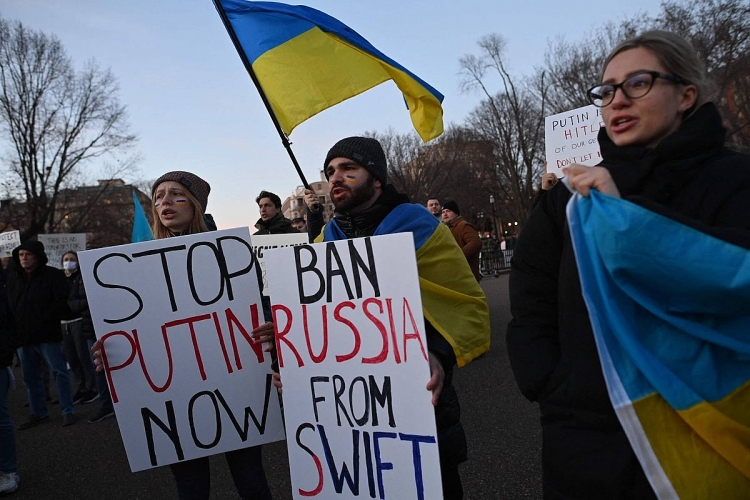 Người biểu tình ủng hộ Ukraine giơ biểu ngữ đòi loại Nga khỏi SWIFT