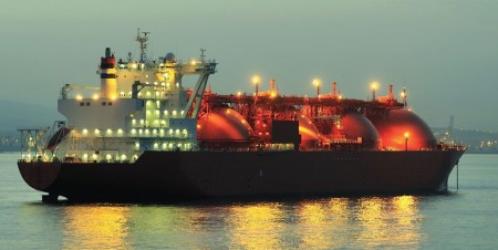 Ông Trump cân nhắc nới luật vận tải biển để kiềm chế giá nhiên liệu