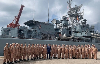 Tàu hộ vệ tên lửa Nga theo sát tàu chiến NATO ở Biển Đen