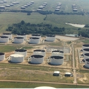 Các công ty dầu và thương nhân tranh giành bể chứa