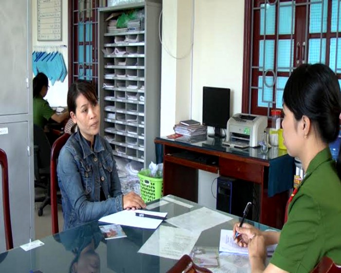 Mở quán cắt tóc để... móc túi