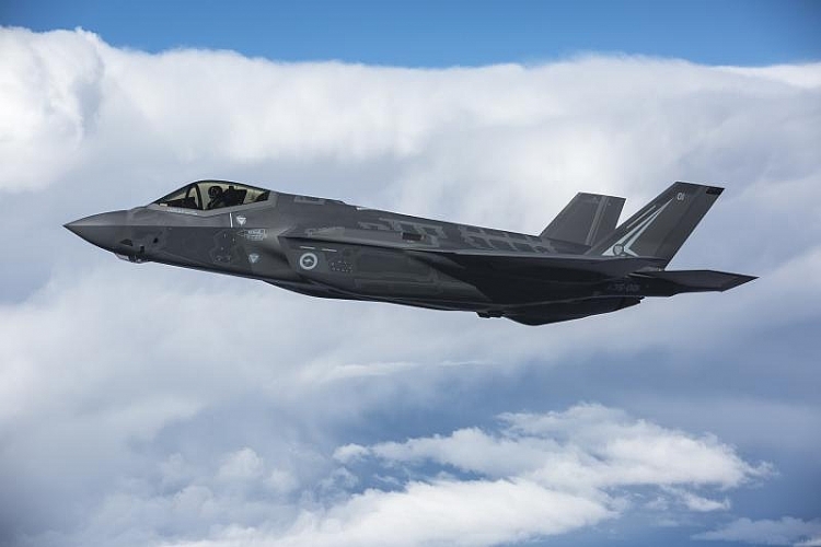 cac may bay f 35a cua nhat ban tung 7 lan phai ha canh khan cap