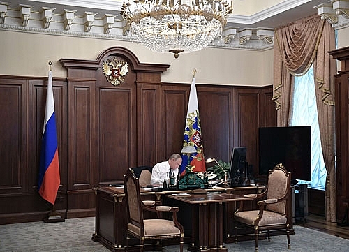 quyen luc cua putin toat ra tu le nham chuc