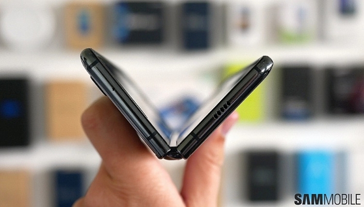 samsung galaxy fold se som co mat tren thi truong