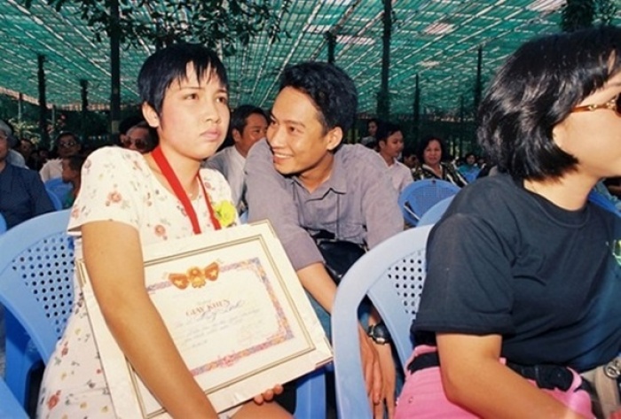 nhin lai nhung kieu toc vang bong mot thoi cua cac sao viet