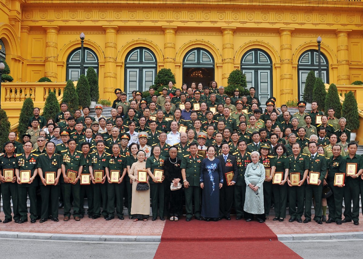 Chiều 17/7/2015, tại Phủ Chủ tịch, Phó Chủ tịch nước Nguyễn Thị Doan đã thân mật tiếp Đoàn đại biểu Mẹ Việt Nam Anh hùng, thương bệnh binh, cựu chiến binh tiêu biểu toàn quốc đang ở thăm Thủ đô Hà Nội. Trong ảnh: Phó Chủ tịch nước Nguyễn Thị Doan với các đại biểu. Ảnh: Trọng Đức - TTXVN. 