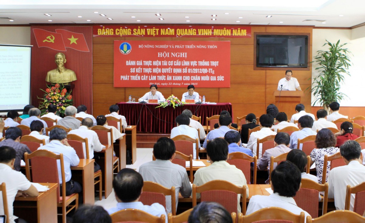 Ngày 22/7, tại Hà Nội, Bộ Nông nghiệp và Phát triển nông thôn tổ chức Hội nghị đánh giá thực hiện tái cơ cấu lĩnh vực trồng trọt và Sơ kết 2 năm thực hiện Quyết định số 01/2012/QĐ-TTg về phát triển cây làm thức ăn xanh cho chăn nuôi gia súc. Tại Hội nghị, Bộ trưởng Bộ Nông nghiệp và Phát triển nông thôn Cao Đức Phát khẳng định, tái cơ cấu trồng trọt không chỉ là điều chỉnh cơ cấu cây trồng mà phải theo hướng sản xuất hàng hóa cạnh tranh quốc tế và phát triển bền vững để thúc đẩy tái cơ cấu nông nghiệp. Đến nay, đã có 41/63 tỉnh, thành phố trên cả nước xây dựng và phê duyệt Đề án tái cơ cấu nông nghiệp trong đó có lĩnh vực trồng trọt. Trong ảnh: Quang cảnh cuộc Hội thảo. Ảnh: Vũ Sinh - TTXVN